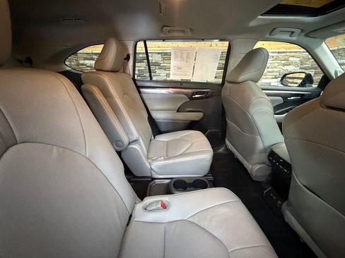 Used 2023 Toyota Highlander Limited AWD/4WD image 32