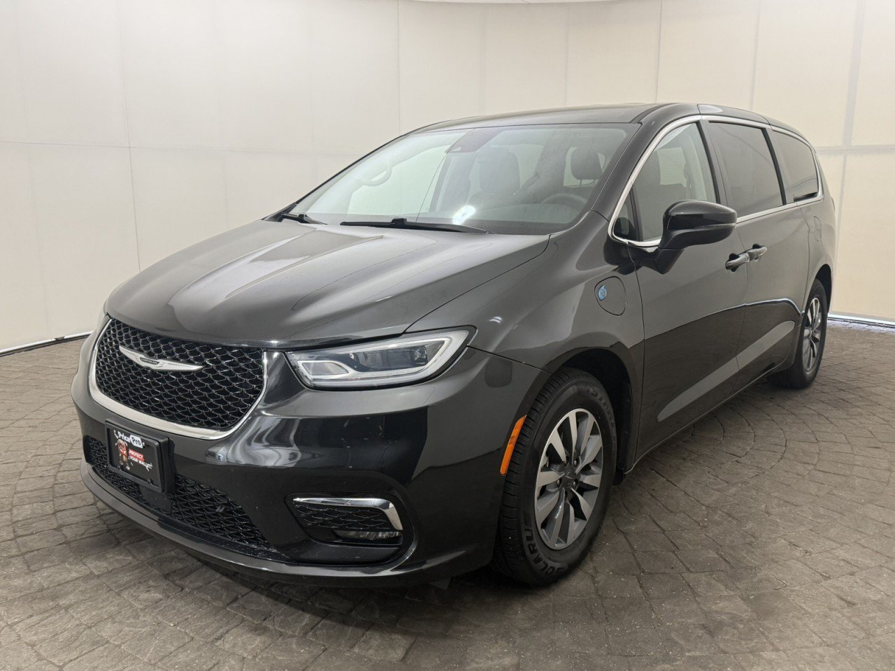 Used 2023 Chrysler Pacifica Touring-L FWD image 3