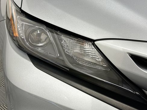 Used 2023 Toyota Camry SE image 9