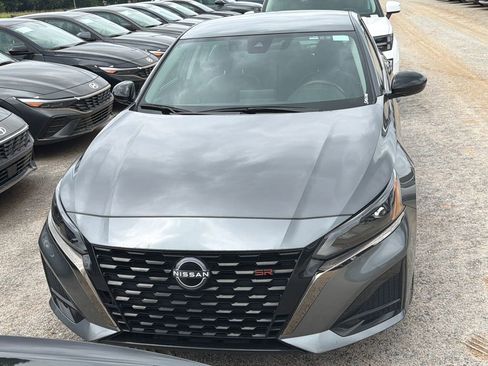 Used 2025 Nissan Altima 2.5 SR FWD image 2