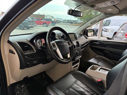 Used 2016 Chrysler Town & Country Touring image 12