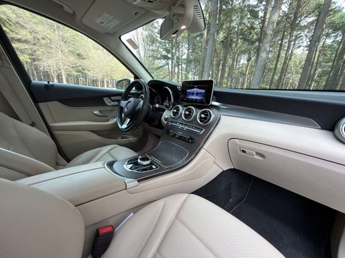 Used 2019 Mercedes-Benz GLC 300 4MATIC image 18