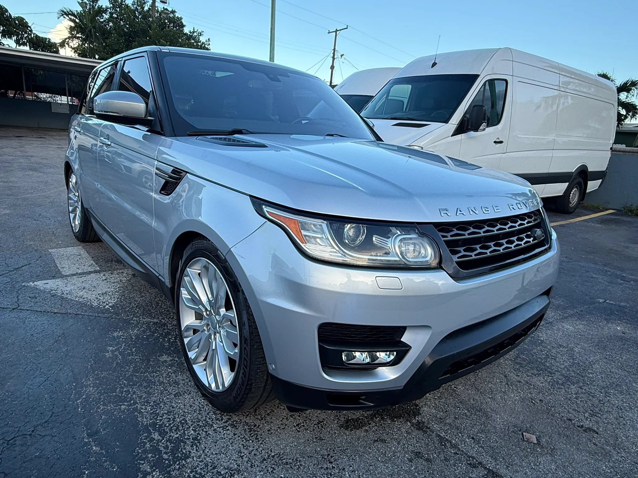 Used 2016 Land Rover Range Rover Sport SE AWD/4WD image 7