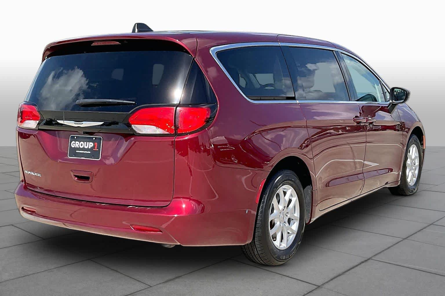 Used 2023 Chrysler Voyager LX FWD image 13
