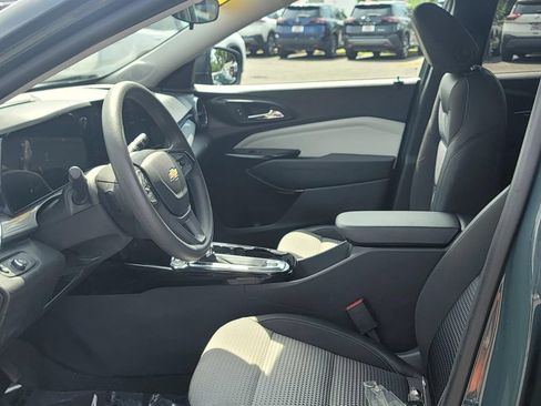 Used 2025 Chevrolet Trax LT FWD image 16