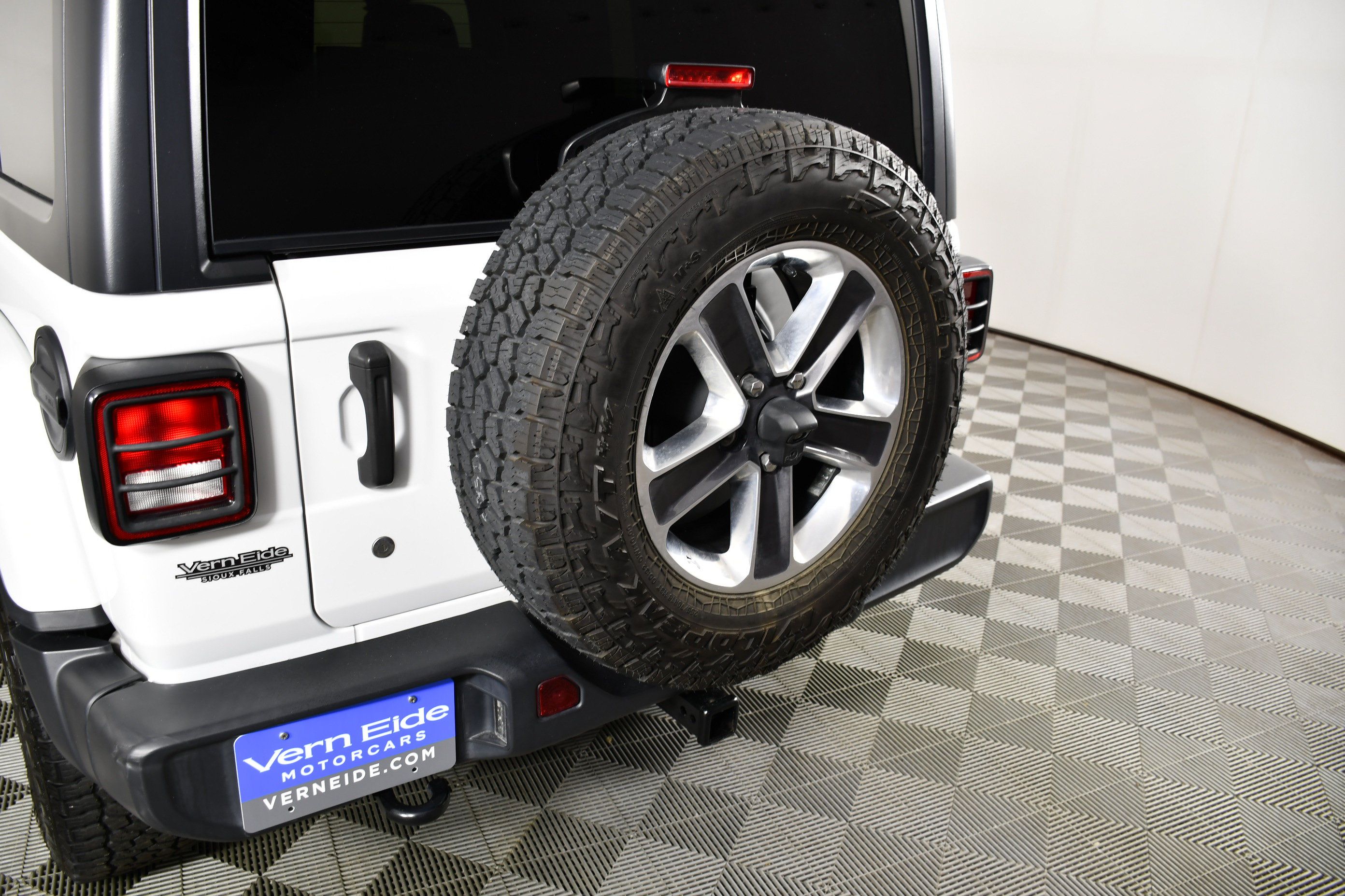 Used 2018 Jeep Wrangler Unlimited Sahara AWD/4WD image 14