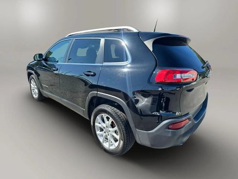 Used 2018 Jeep Cherokee Latitude Plus w/ Comfort/Convenience Group FWD image 8