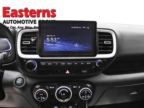 Used 2024 Hyundai Venue Limited FWD image 11