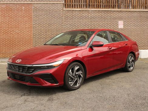 Used 2025 Hyundai Elantra Limited image 1