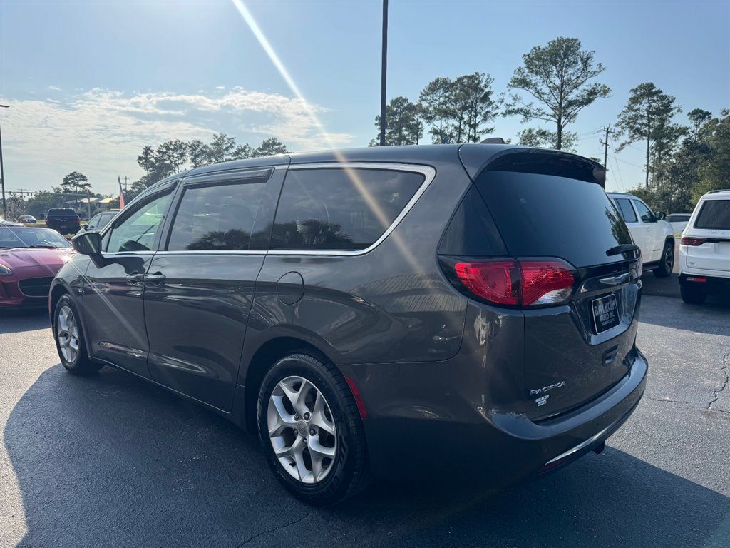 Used 2018 Chrysler Pacifica Touring Plus w/ Tire & Wheel Group FWD image 6