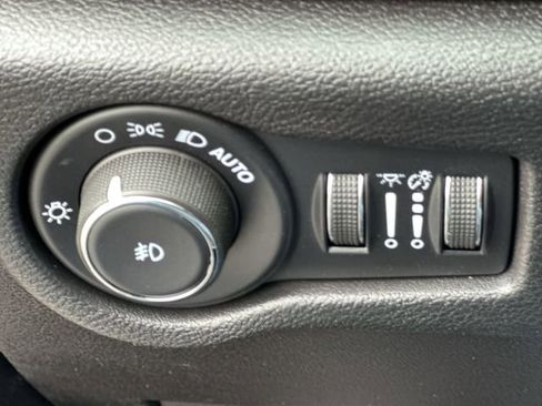 Used 2025 Chrysler Pacifica Limited image 24