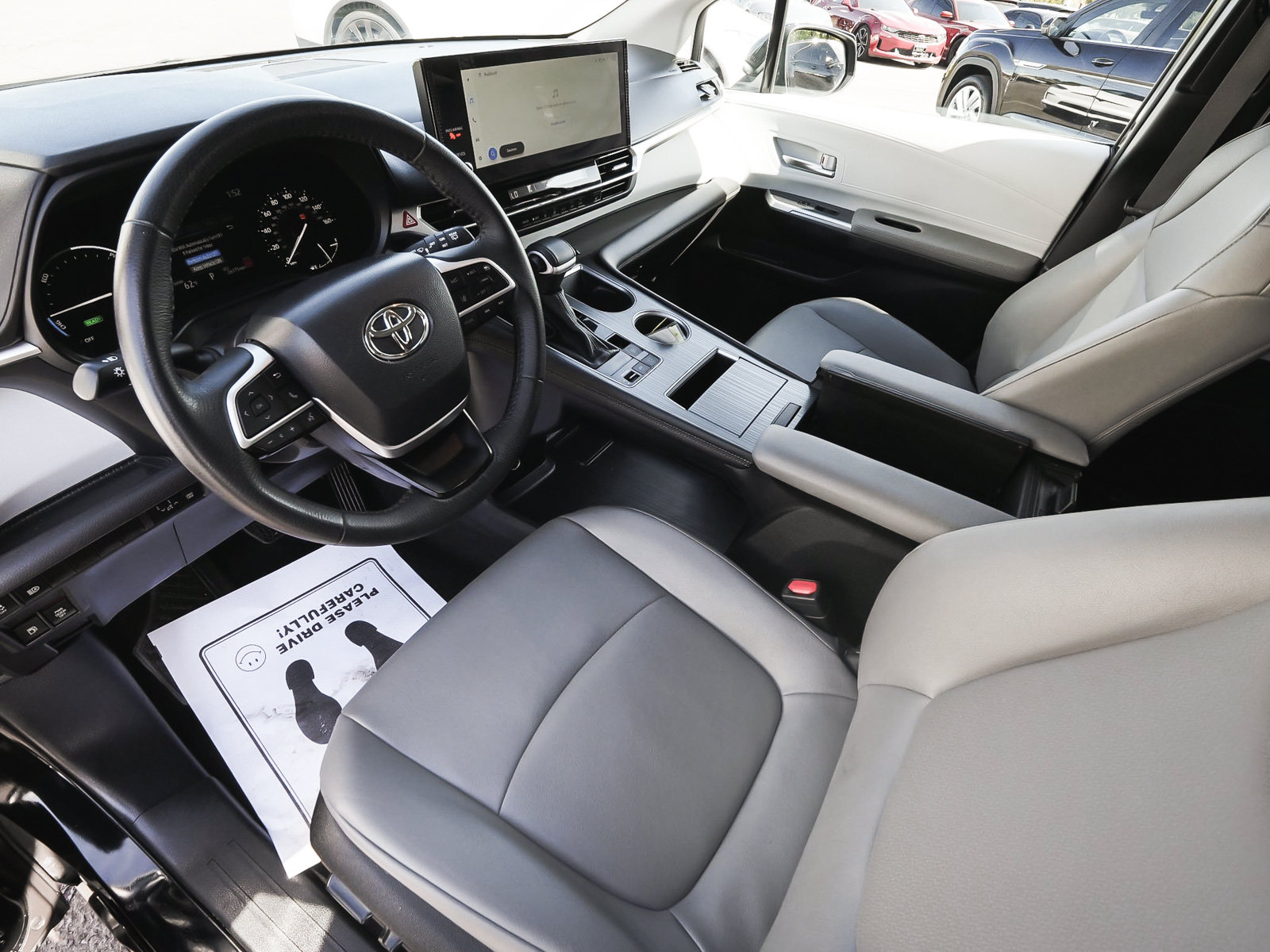 Used 2025 Toyota Sienna XLE FWD image 17