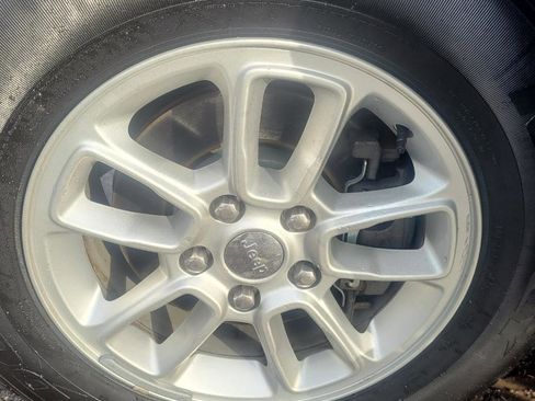 Used 2019 Jeep Grand Cherokee Laredo image 39