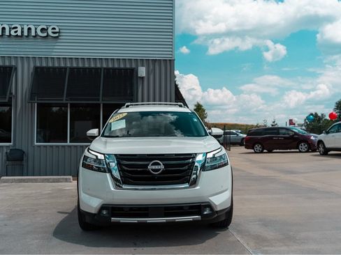 Used 2022 Nissan Pathfinder SL AWD/4WD image 2