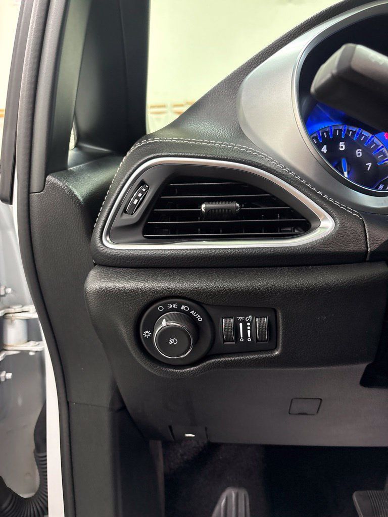Used 2025 Chrysler Pacifica Limited FWD image 10