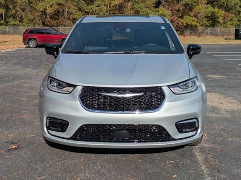 New 2026 Chrysler Pacifica Limited image 8