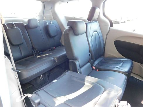Used 2017 Chrysler Pacifica Touring-L w/ Tire & Wheel Group FWD image 5