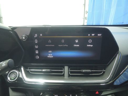 Used 2025 Chevrolet Trax RS FWD image 17