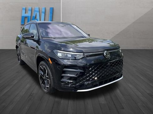 Certified 2025 Volkswagen Tiguan SEL R-Line AWD/4WD image 8