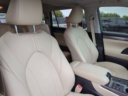 Used 2024 Toyota Highlander Limited image 27