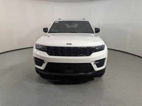 New 2025 Jeep Grand Cherokee Altitude image 2