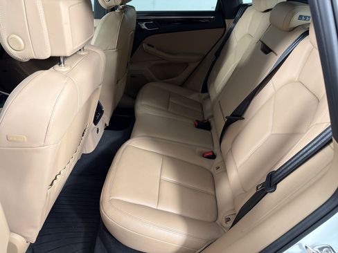 Certified 2024 Porsche Macan AWD/4WD image 23