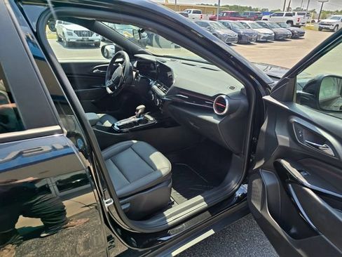 Used 2025 Chevrolet Trax RS w/ Sunroof Package FWD image 39