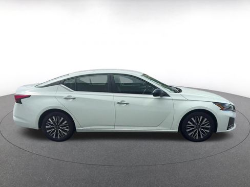 Used 2025 Nissan Altima 2.5 SV FWD image 13