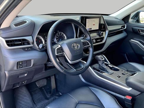 Used 2023 Toyota Highlander XLE AWD/4WD image 18