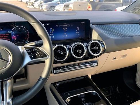 Used 2025 Mercedes-Benz GLA 250 4MATIC image 5