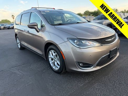 Used 2017 Chrysler Pacifica Touring-L Plus w/ Advanced Safetytec Group FWD image 1