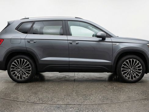 Used 2025 Volkswagen Taos SE image 11