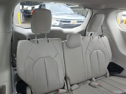 Used 2019 Chrysler Pacifica Touring-L Plus w/ Advanced Safetytec Group FWD image 10