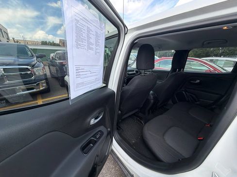 Used 2023 Jeep Renegade Latitude AWD/4WD image 11