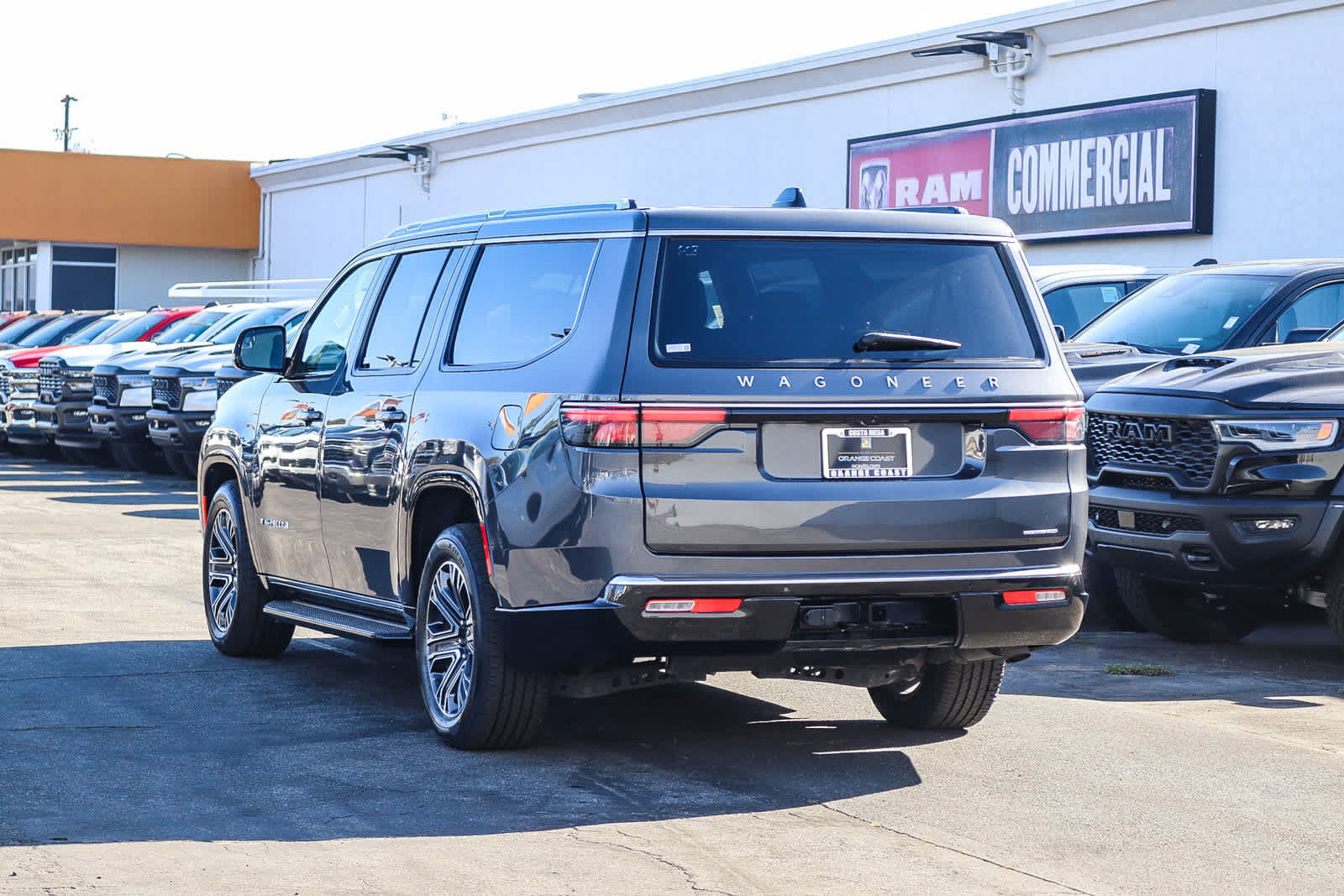Used 2024 Jeep Wagoneer L Series II RWD image 5