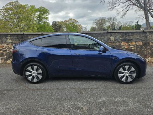Used 2023 Tesla Model Y Long Range image 10