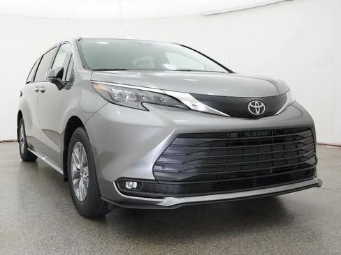 New 2026 Toyota Sienna XLE FWD image 41