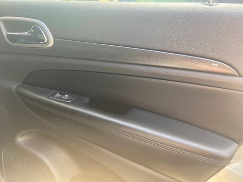 Used 2018 Jeep Grand Cherokee Altitude RWD image 19