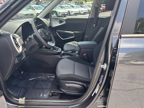 Used 2025 Kia Soul LX w/ LX Technology Package FWD image 22