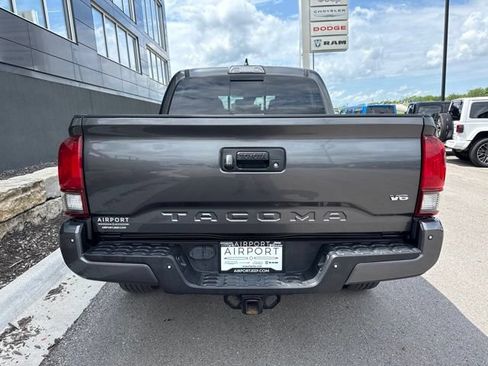 Used 2018 Toyota Tacoma TRD Off-Road w/ Technology Package AWD/4WD image 4