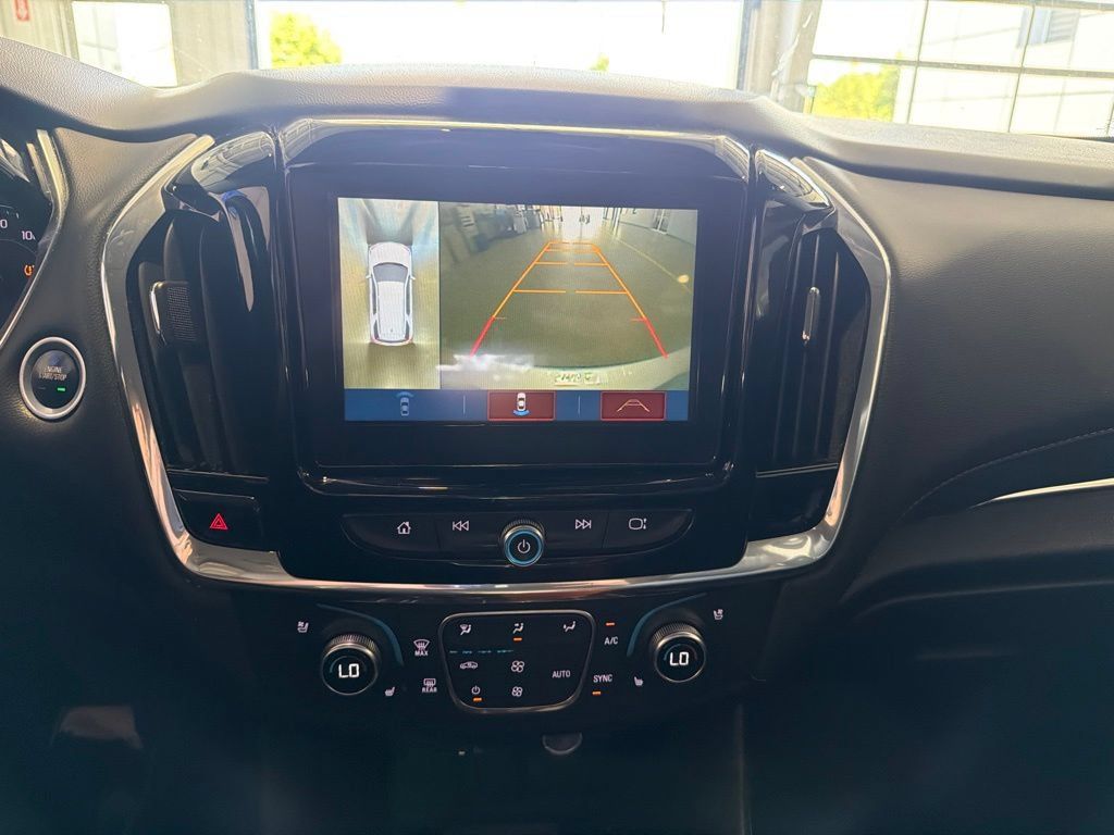 Used 2018 Chevrolet Traverse Premier w/ Driver Confidence II Package FWD image 9