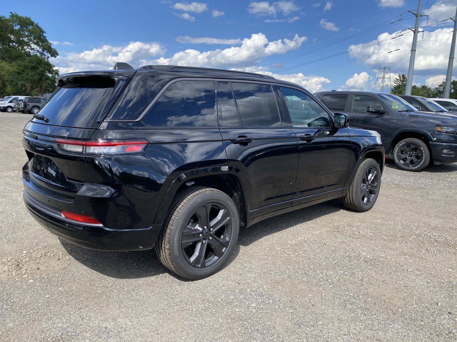 New 2027 Jeep Grand Cherokee Limited AWD/4WD image 3
