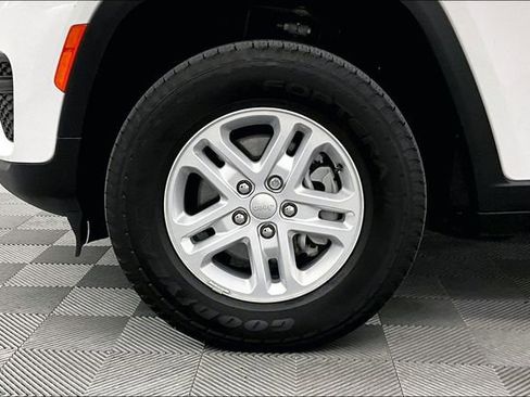 Used 2024 Jeep Grand Cherokee Laredo w/ Luxury Tech Group I AWD/4WD image 10
