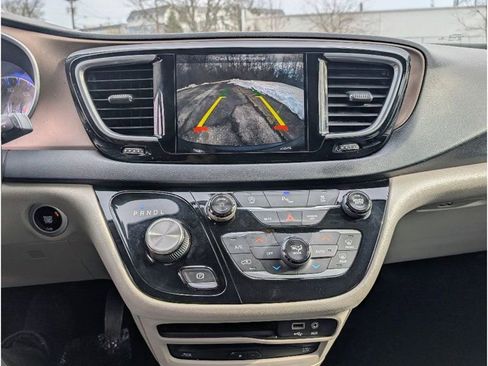 Used 2018 Chrysler Pacifica Touring-L Plus image 29