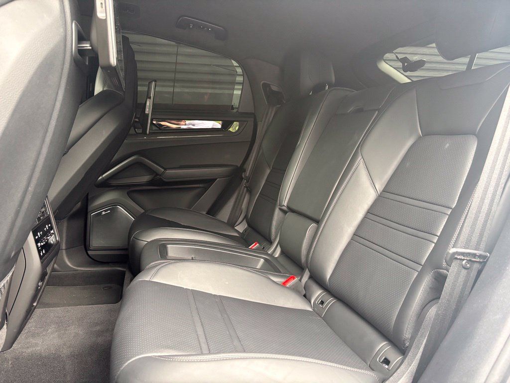 Certified 2025 Porsche Cayenne Turbo GT AWD/4WD image 19