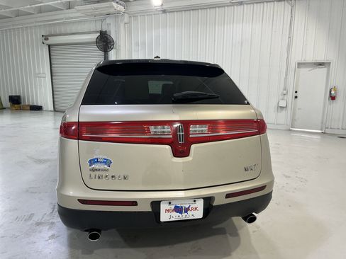 Used 2017 Lincoln MKT AWD image 4