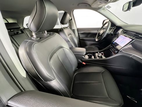 Used 2023 Jeep Grand Cherokee Limited w/ Black Appearance Package image 26