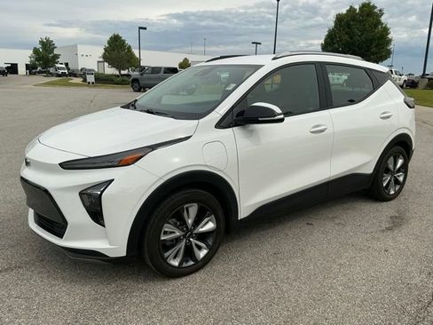 Used 2022 Chevrolet Bolt EUV LT w/ Convenience Package FWD image 3
