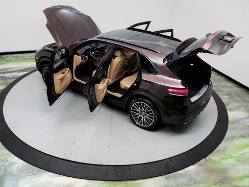 Used 2020 Porsche Cayenne AWD/4WD image 40