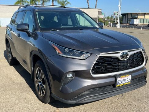 Used 2021 Toyota Highlander XLE AWD/4WD image 3